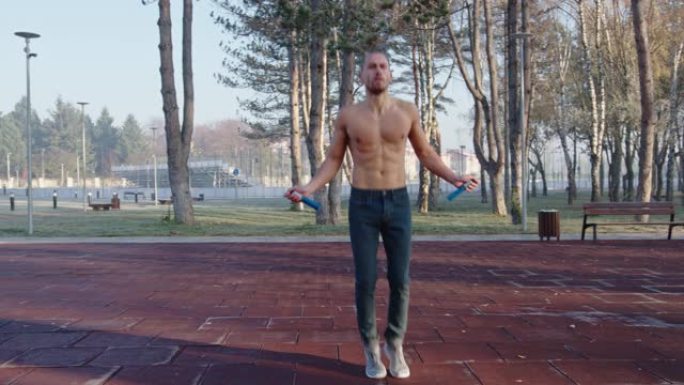 人们在做跳绳运动肌肉发达男性荷尔蒙减肥减