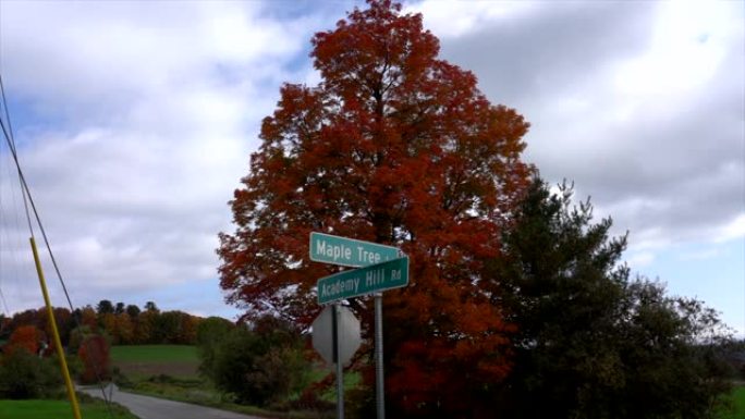 时间流逝-佛蒙特州秋天的颜色在枫树山和学院山的交汇处上空飞舞
