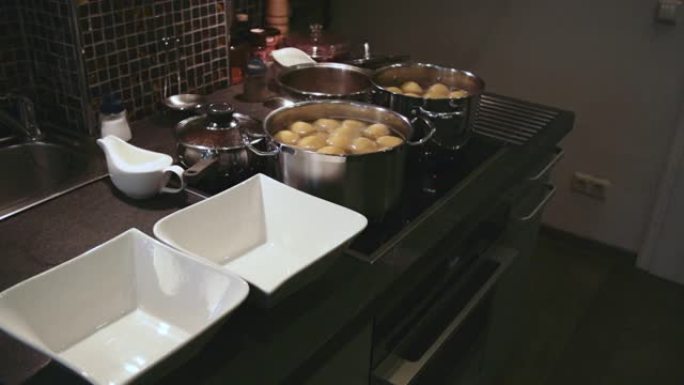 家庭厨房里煮沸的土豆