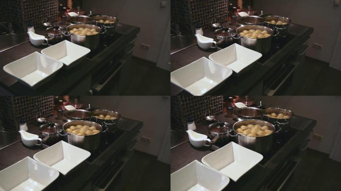 家庭厨房里煮沸的土豆