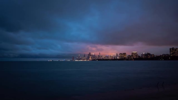 平移芝加哥的全景城市天际线，随着白天变成黑夜，市中心的灯光亮起，粉红色，紫色和蓝色的暴风云在密歇根湖