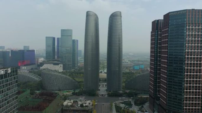 成都市区国家金融中心空中全景4k中国日间飞行