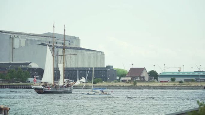 传统上，在阳光下在丹麦哥本哈根新港市旅行的船只