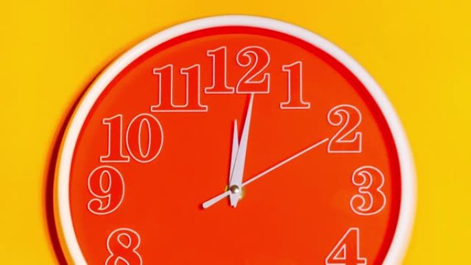 缩小现代橙色钟面开始时间11.43在黄色背景，延时45分钟快速移动。