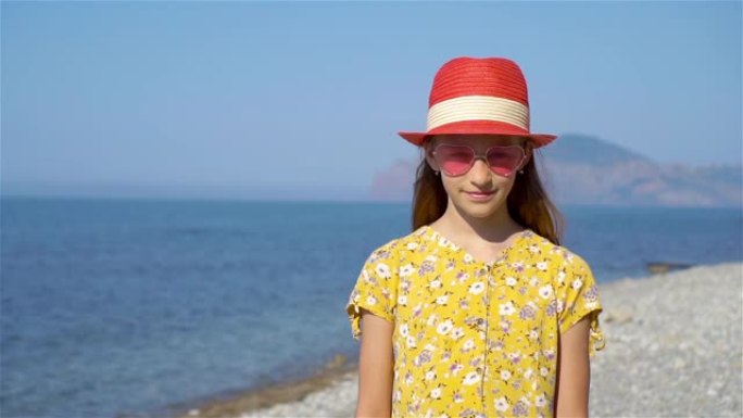 暑假期间海滩上可爱的小女孩