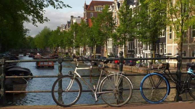 阳光明媚的一天阿姆斯特丹市中心船交通运河慢动作桥全景4k荷兰