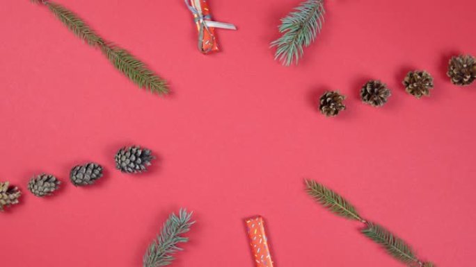圣诞抽象图案360度旋转。杉木树枝，礼品盒和圆锥旋转红色背景。