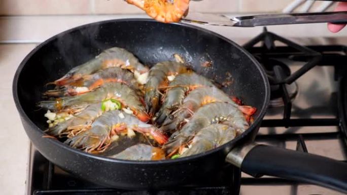 用香草烤的黑虎虾。在煤气炉上烤的新鲜虾，用黄油或油在锅中油炸