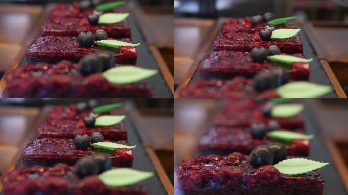 用蓝莓装饰的红色天鹅绒浆果果冻蛋糕系列，留在糕点店