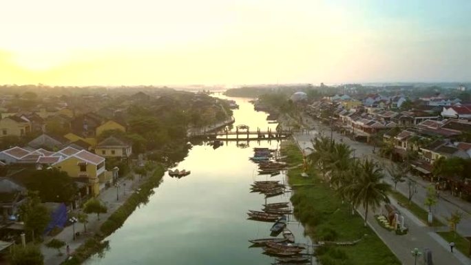 黎明前的两个河岸的老城Hoian