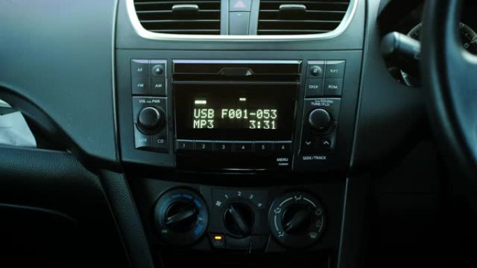 在车里打开收音机的手。音频概念