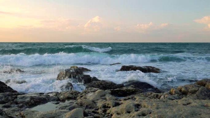 岩石海岸上的海浪。4k分辨率。