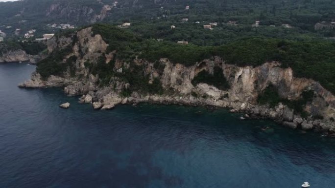 希腊科孚岛爱奥尼亚海地中海性质的高岩层和绿松石水的惊人鸟瞰图