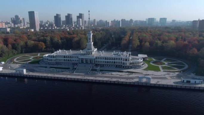 鸟瞰图是莫斯科经过翻新的北河站的美丽全景。日落时城市和河流的多彩景观。河流巡游