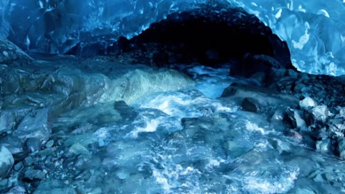 冰岛冰洞的惊人镜头