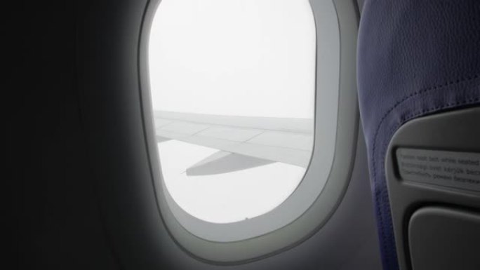 飞机窗外的雾视频素材晴空云层客机机舱
