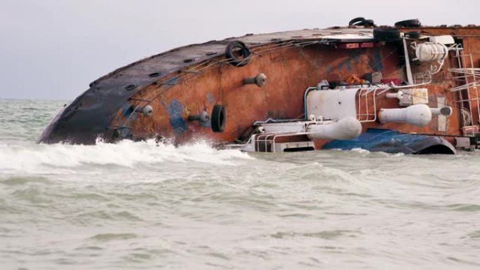 生态灾难。油轮坠毁并搁浅。海洋的石油污染