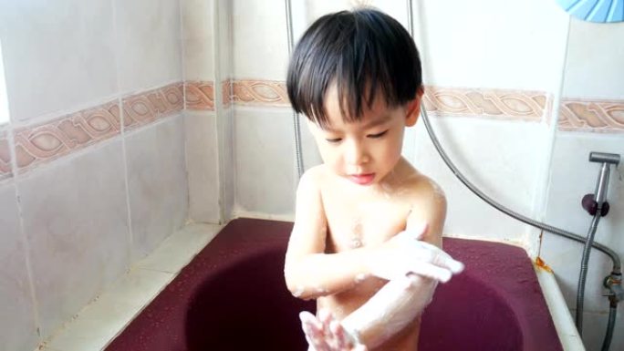 亚洲男孩在浴缸里洗澡
