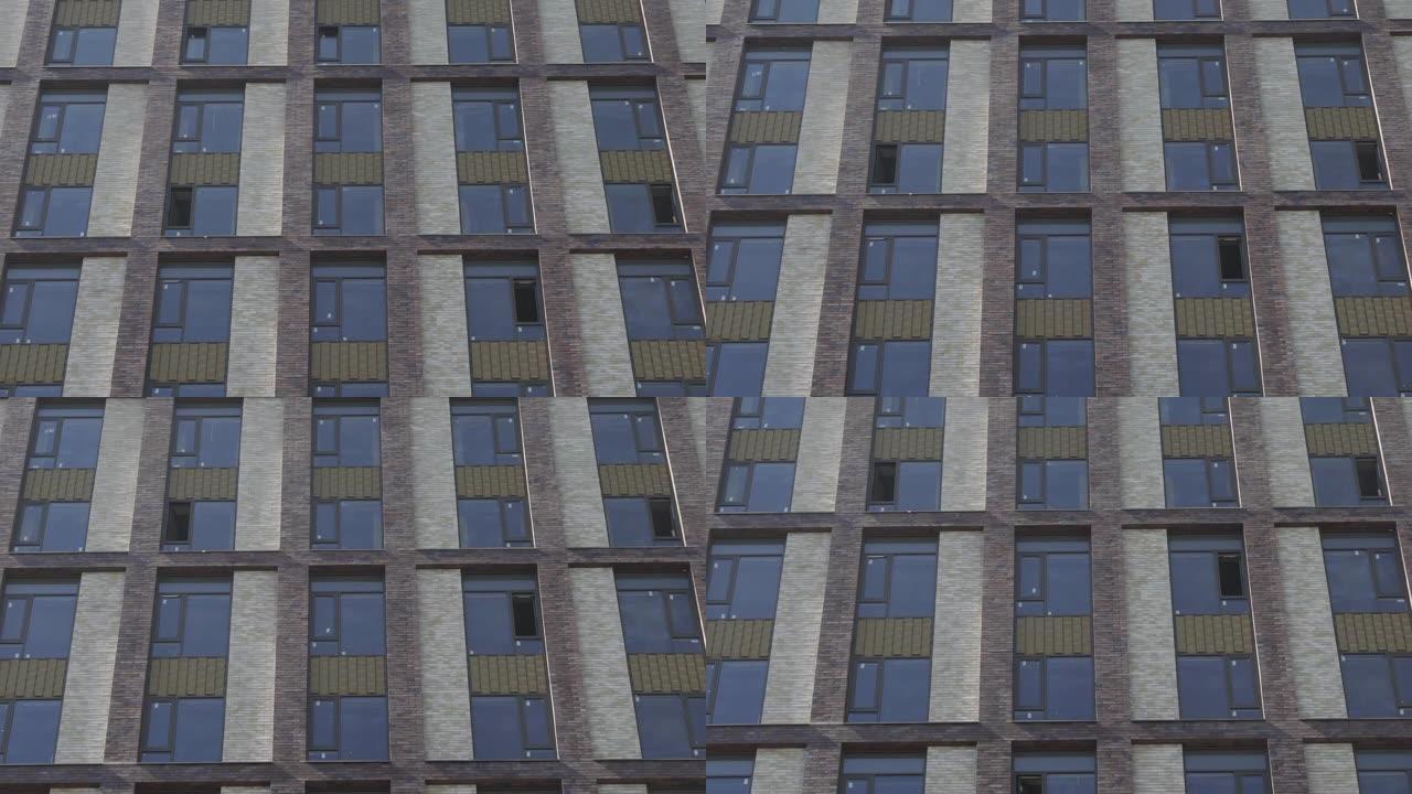 白天在纽约风格公寓楼的外部拍摄。窗户和砖砌立面