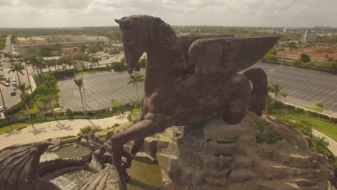 空中。飞马座和龙。巨大的青铜雕塑。佛罗里达州哈兰代尔。4k