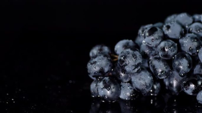 成熟的黑葡萄缓慢旋转。
