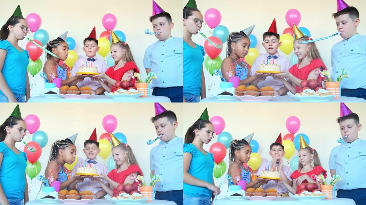 小男孩吹蜡烛，而朋友在生日时拿着蛋糕