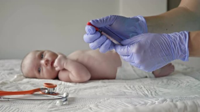 儿科医生在诊所给新生儿接种疫苗