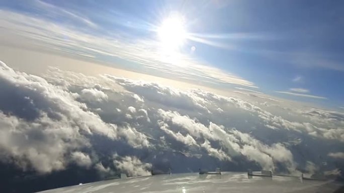 客机飞越白云。从驾驶舱看到云。从飞机窗口看到云层。