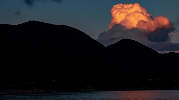 夕阳照射下积雨云的延时视频