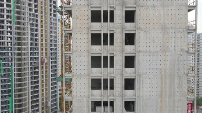 鸟瞰图无人机在建筑工地史诗般的工作场所的摩天大楼周围飞行