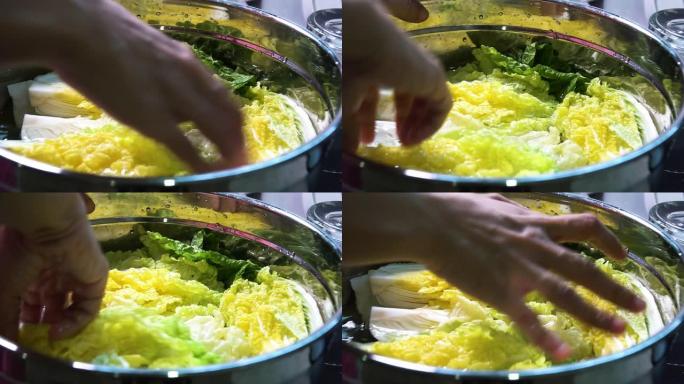 亚洲妇女洗蔬菜准备做泡菜。