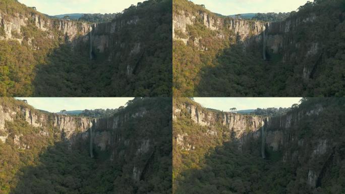 黎明时鸟瞰美丽的雨林高岩壁瀑布