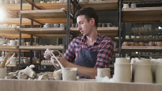高加索男性陶工在陶器中制作陶瓷帽