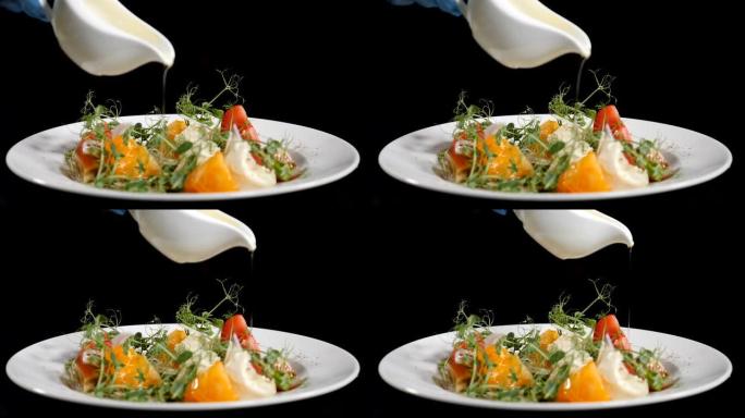 健康食品和素食概念。在沙拉上倒橄榄油。从白瓷碗中倒出的特级初榨橄榄油的慢动作镜头。高清