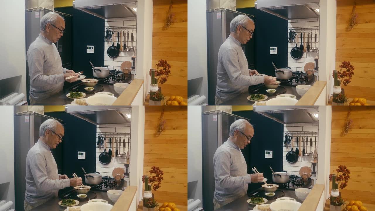 高级男子在厨房里做Toshikoshi荞麦面
