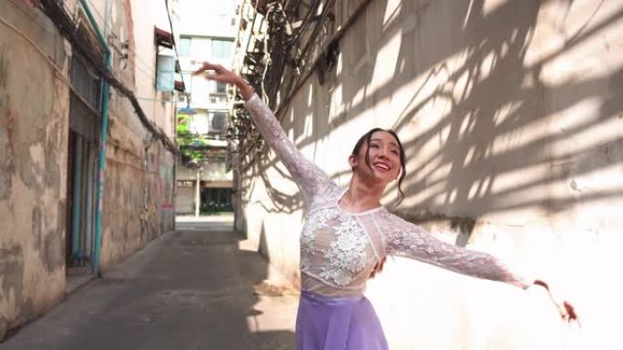 以下是前视图: 一位亚洲美丽的芭蕾舞演员，在泰国曼谷的当地街道上，带着积极的情感和微笑，在背后有城市