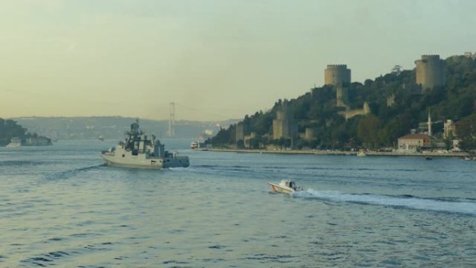 以著名地点为背景的博斯普鲁斯海峡的俄罗斯导弹护卫舰