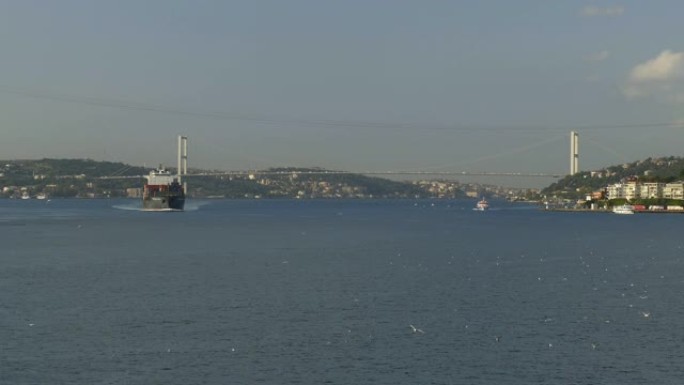 舰桥背景上博斯普鲁斯海峡的货船