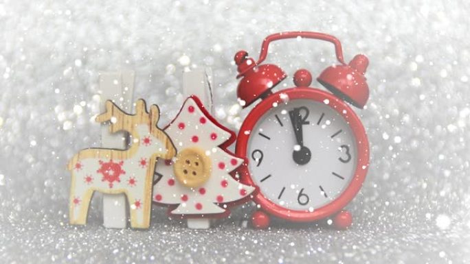 红色晚间手表数秒到午夜。圣诞树和驯鹿的圣诞节和新年装饰。新年快乐，有下雪的效果。