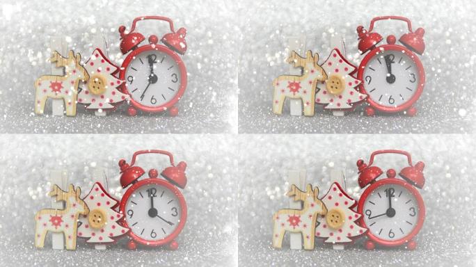 红色晚间手表数秒到午夜。圣诞树和驯鹿的圣诞节和新年装饰。新年快乐，有下雪的效果。