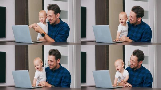 年轻的大胡子男人坐在家里的桌子上，拿着笔记本电脑，膝盖抱着可爱的婴儿，通过通讯器与婴儿的母亲交谈。男