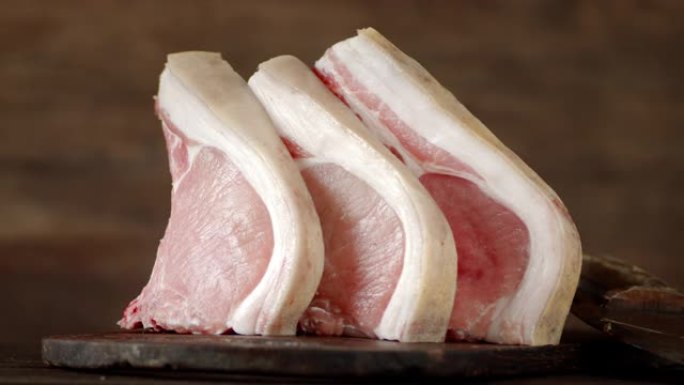 切菜板上的生猪肉缓慢旋转。