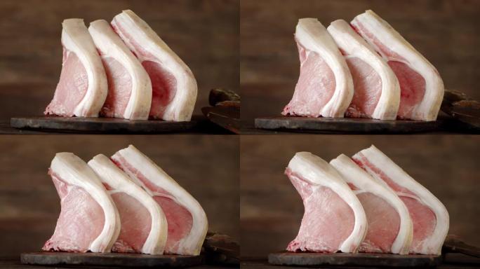 切菜板上的生猪肉缓慢旋转。