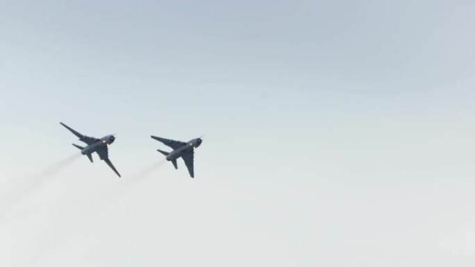 苏霍伊SU22 M4和F16-C喷气机在格丁尼亚航展上做动作