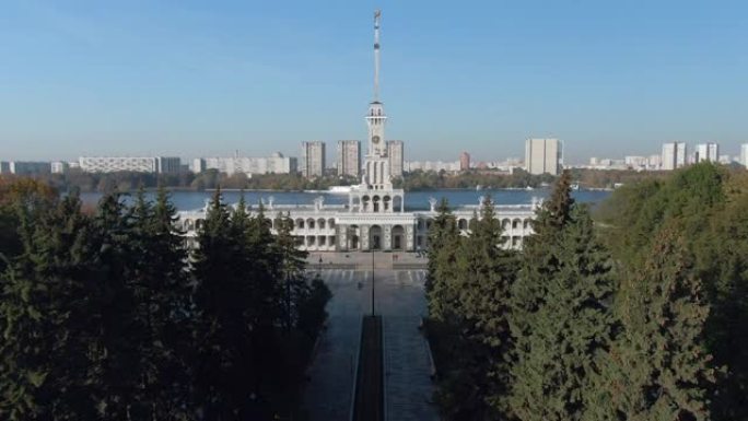 鸟瞰图是莫斯科经过翻新的北河站的美丽全景。日落时城市和河流的多彩景观。河流巡游