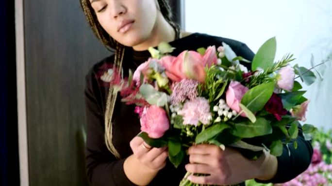 花店。女性花店安排现代鲜花花束。4K
