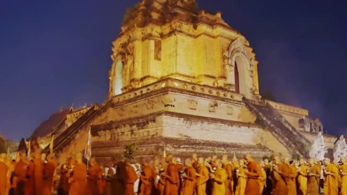 清迈泰国-FEB-19: 人们和僧侣手持点燃的蜡烛在马加普加日的塔wat chedi luang周围
