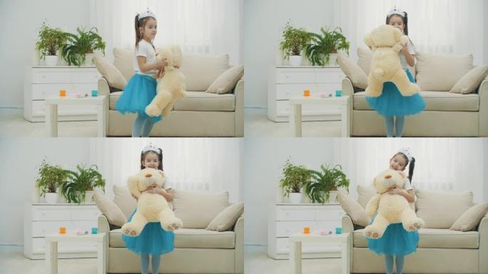 小公主正在和她最好的朋友泰迪熊跳舞，快乐地转过身来。