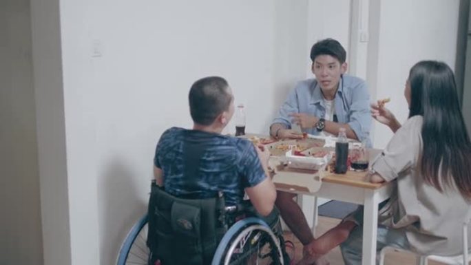 坐在轮椅上的男子与朋友庆祝-股票视频
