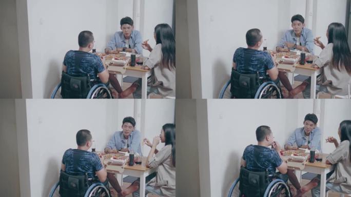 坐在轮椅上的男子与朋友庆祝-股票视频